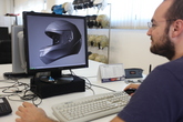 Approvati i disegni, inizia la fase di progettazioni CAD vera e propria, le forme del casco sono definite in forma digitale per preparare i passaggi successivi
